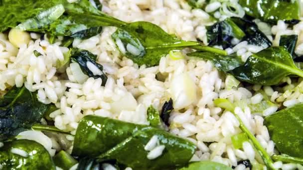 Paella con espárragos verdes y blancos — Vídeos de Stock