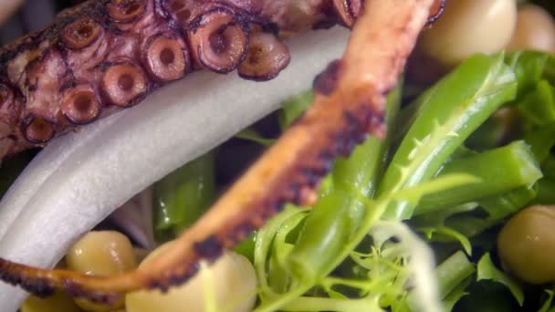 Осьминог на гриле с салатом из гороха и шалотом — стоковое видео