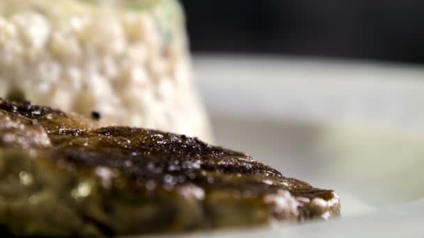 Médaillons de filet de porc avec risotto aux asperges — Video