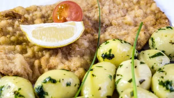 维也纳炸肉排配土豆 — 图库视频影像