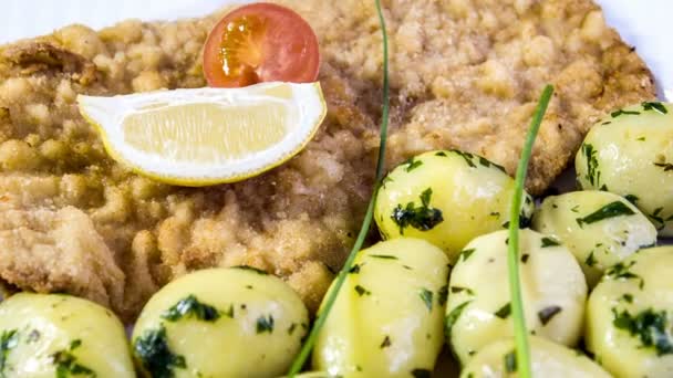 Schnitzel vienés con patatas — Vídeos de Stock