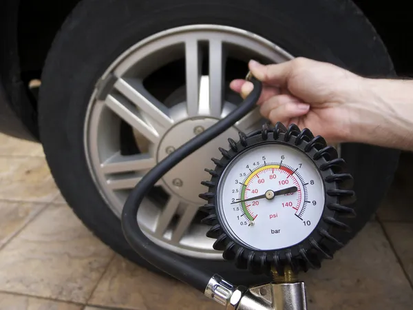 Vérification de la pression des pneus — Photo
