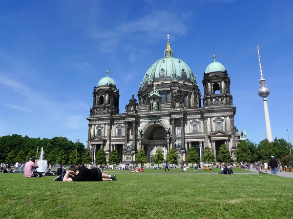 Berliner Dom Turistas Relajándose en la Catedral de Berlín — Foto de Stock