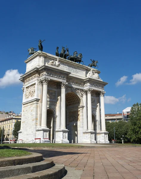 Arco de la paz en el cielo azul Milán Italia —  Fotos de Stock