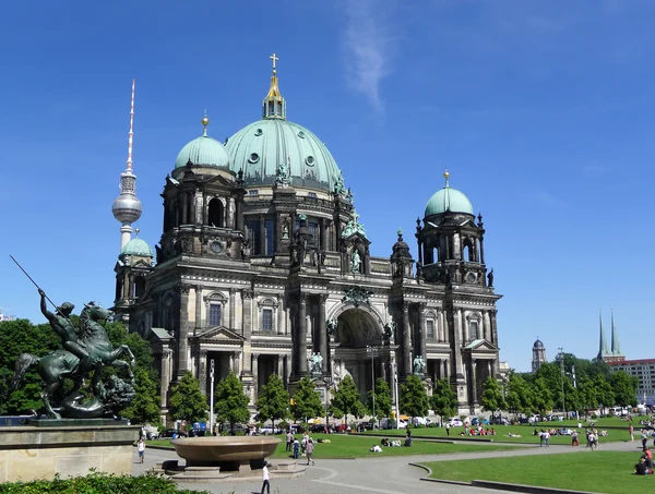 柏林，德国，2013 年 6 月 5 日-游客在柏林 dom 或柏林大教堂 — 图库照片