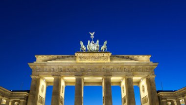 alacakaranlıkta Berlin Brandenburg Kapısı