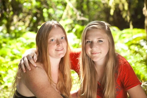 Moeder en dochter in zomer bos — Stockfoto