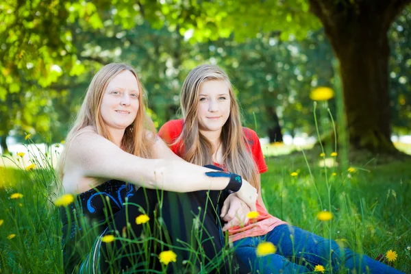 Moeder en dochter in de zomer natuur — Stockfoto