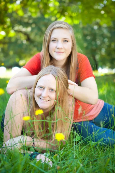 Moeder en dochter in de zomer natuur — Stockfoto