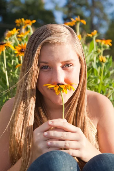 Meisje met een aster — Stockfoto