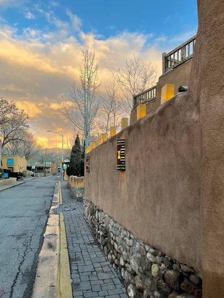 Farolitos Una Pared Adobe Centro Santa Nuevo México Atardecer — Foto de Stock