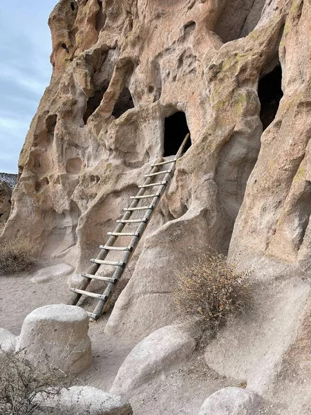 悬崖峭壁居住在吊灯国家纪念碑 美洲原住民的祖先们就生活在这些被雕刻在公元前1150年至公元1550年火山熔岩中的房子里 图库照片