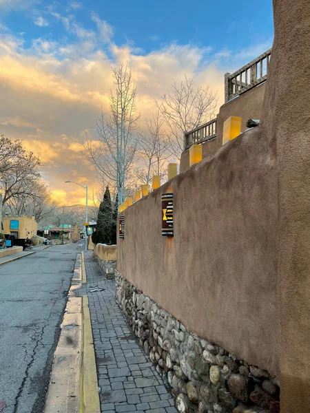 日落时分 新墨西哥州圣达菲市中心土坯墙上的Farolitos 图库图片