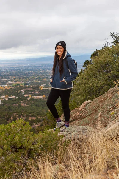 Mujer Nativa Americana Senderismo Atalaya Trail Santa Nuevo México Otoño — Foto de Stock