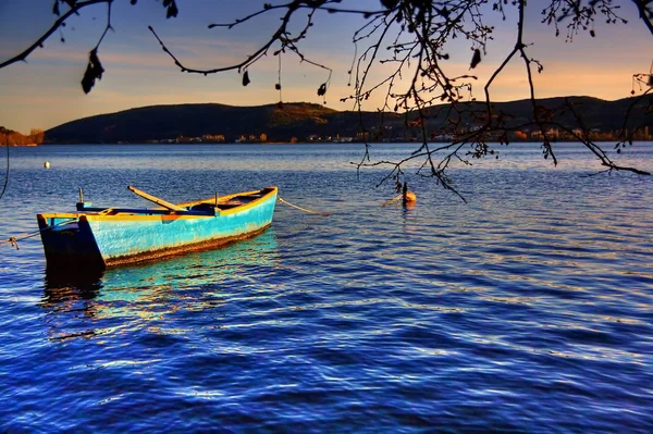 Traditional fishing red boat at sunset time in lake — Stock Photo, Image