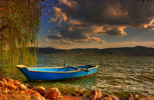 Pesca tradicional barco vermelho ao pôr do sol tempo no lago — Fotografia de Stock