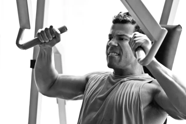 Bodybuilder utbildning gym — Stockfoto
