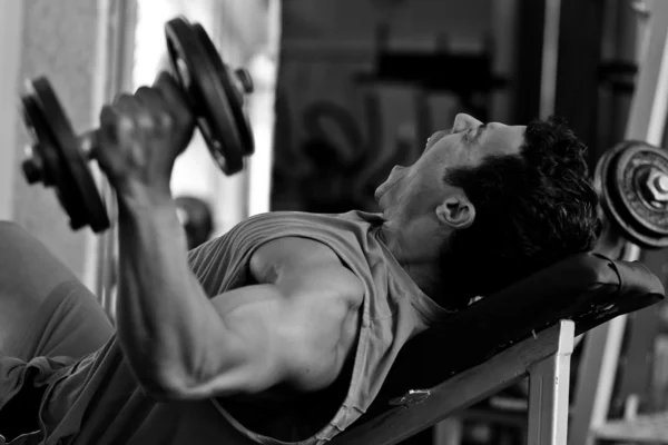 Gimnasio de entrenamiento de culturistas — Foto de Stock