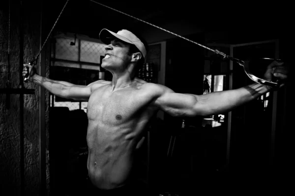 Bodybuilder opleiding gym — Stok fotoğraf