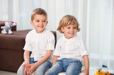 evde çocuklar oynarken