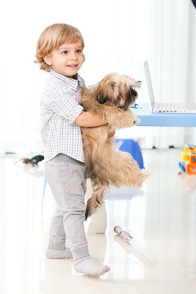 Ребенок играть собака — стоковое фото