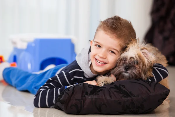 Lycklig pojke med hund — Stockfoto