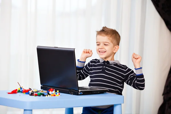 Dziecko wygląd laptopa — Zdjęcie stockowe