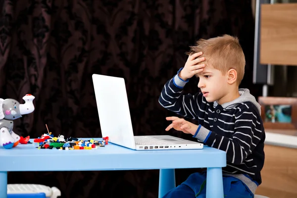 Child look laptop — Stock Photo, Image