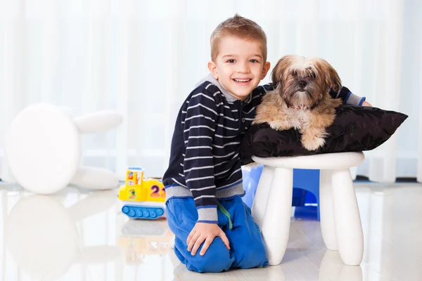 Niño feliz con perro —  Fotos de Stock