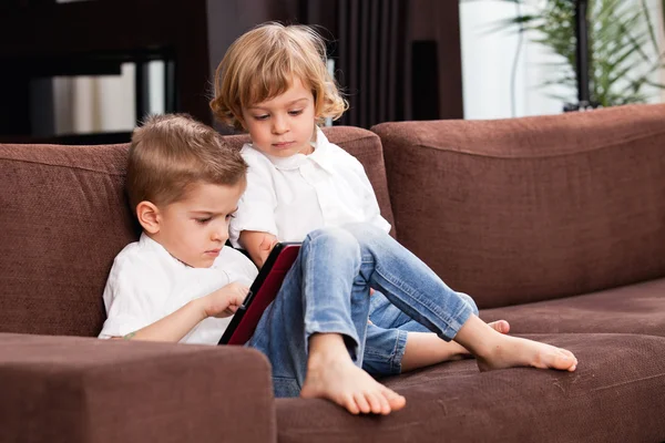 Kinder spielen zu Hause — Stockfoto