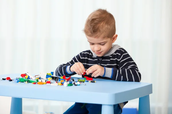 Ungen hemma spelar — Stockfoto