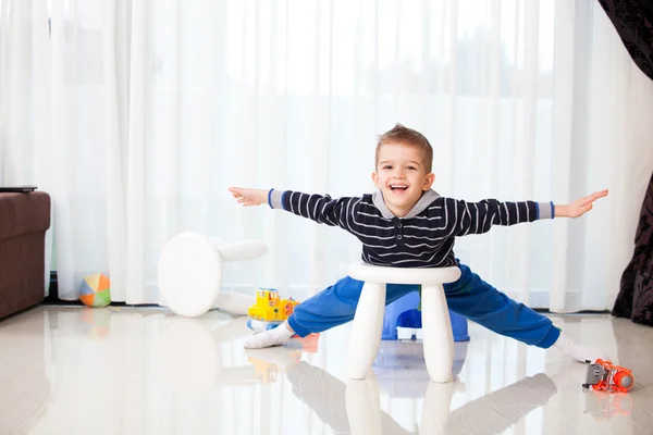 Niño en casa jugando — Foto de Stock