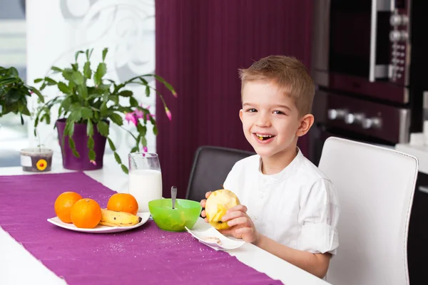 Rapaz feliz tomando café da manhã — Fotografia de Stock