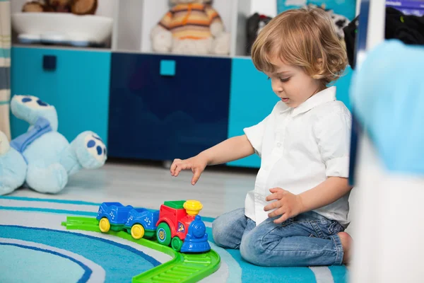 Niños en casa jugando — Foto de Stock