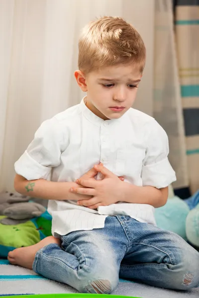 Niños en casa jugando — Foto de Stock