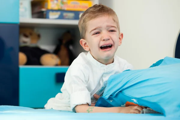 Bambino a casa piangendo — Foto Stock