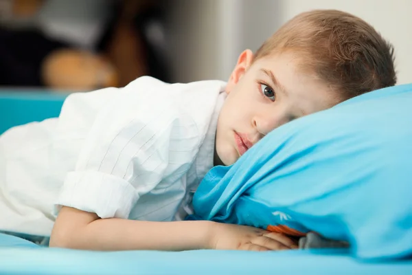 Niño en casa jugando — Foto de Stock