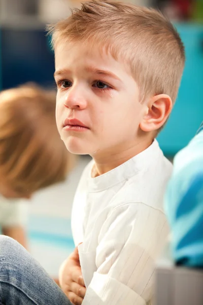 Bambino a casa piangendo — Foto Stock