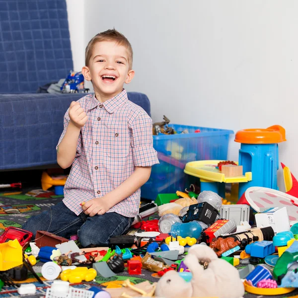 Niño en casa jugando —  Fotos de Stock