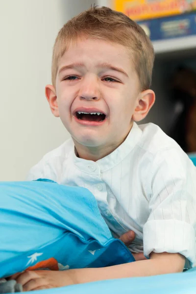 Bambino a casa piangendo — Foto Stock