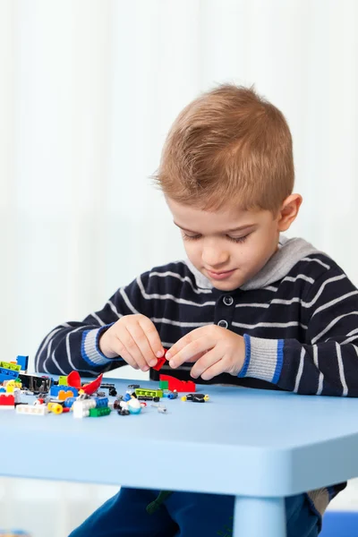 Niño en casa jugando — Foto de Stock