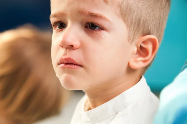 Niño en casa llorando — Foto de Stock