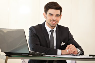 yakışıklı iş adamı ile laptop