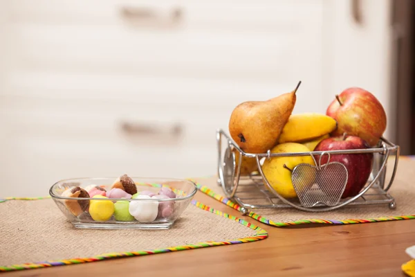 Dulces y frutas en la mesa — Foto de Stock