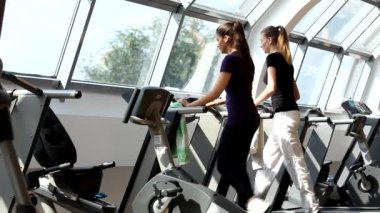 iki genç kadın eğitimi