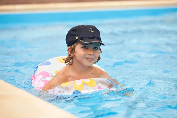 Pływanie dzieci w basenie — Zdjęcie stockowe