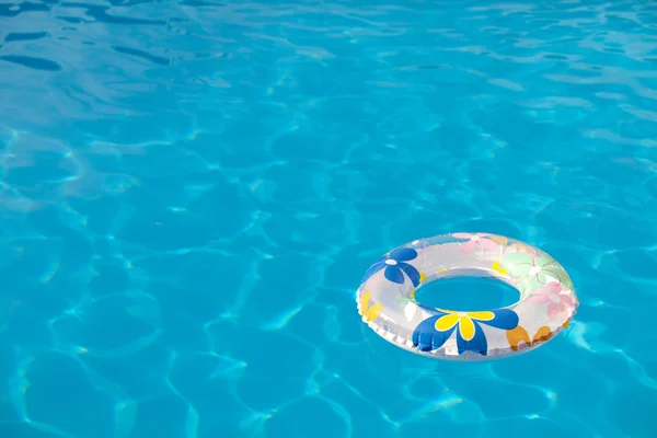 Bouée de fond dans la piscine — Photo