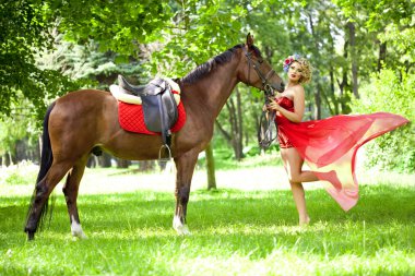 kadın ile at açık havada parlak makyaj