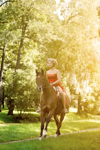 Woman with bright makeup on the horse outdoors — Stock Photo, Image