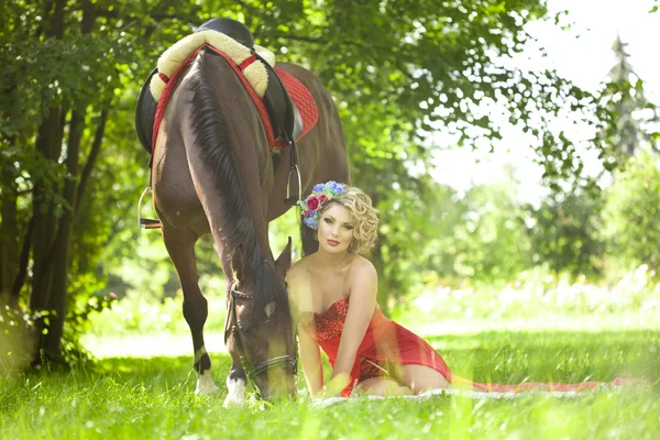 Vrouw met lichte make-up op het paard buitenleven — Stockfoto